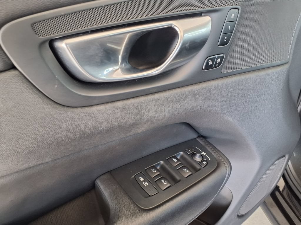 2024 Volvo XC60 Plus Dark Theme