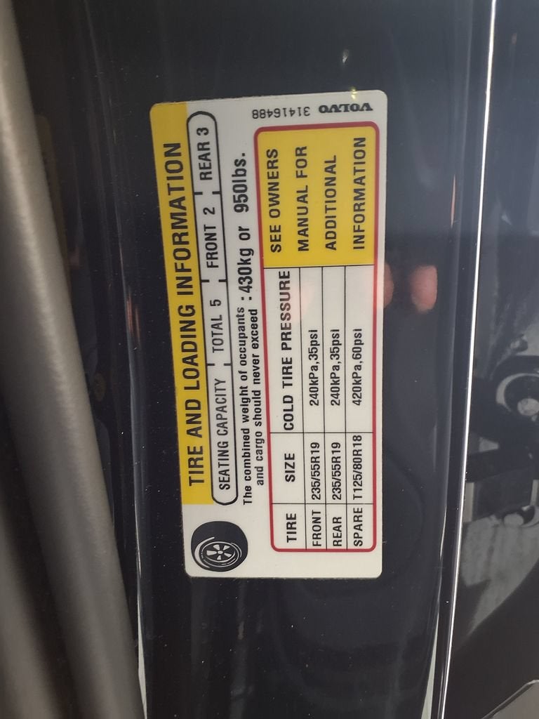 2024 Volvo XC60 Plus Dark Theme