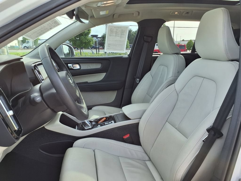 2023 Volvo XC40 Ultimate Bright Theme