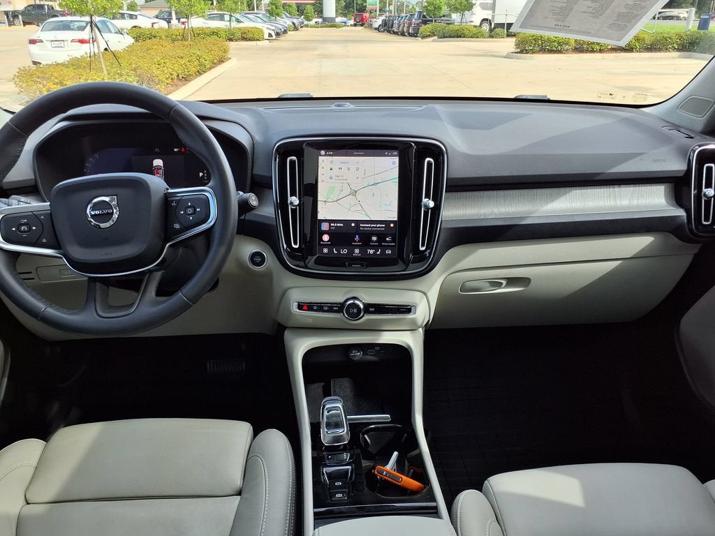 2023 Volvo XC40 Ultimate Bright Theme