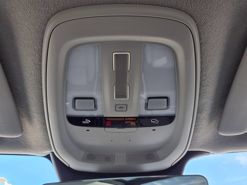 2023 Volvo XC40 Ultimate Bright Theme