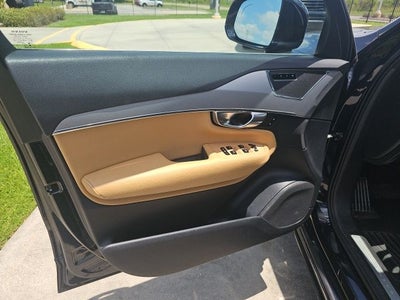 2017 Volvo XC90 T6 Momentum