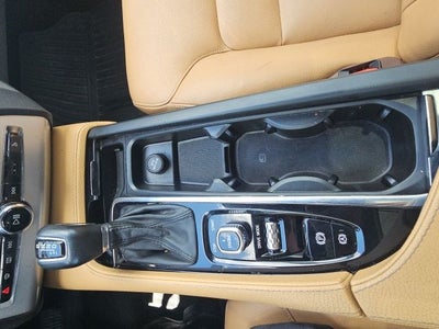 2017 Volvo XC90 T6 Momentum