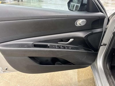 2022 Hyundai Elantra SE