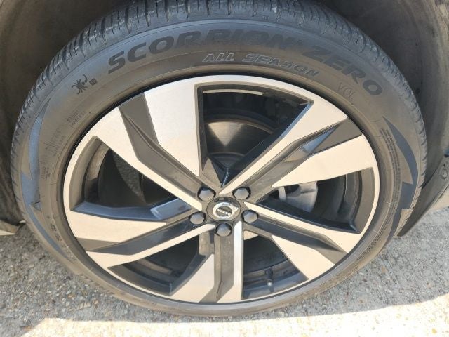 2023 Volvo XC40 B4 Plus Dark Theme