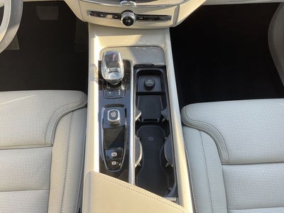 2023 Volvo XC60 B5 Ultimate Bright Theme