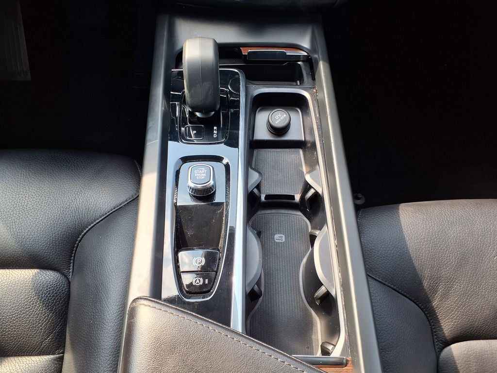 2023 Volvo XC60 B5 Plus Dark Theme