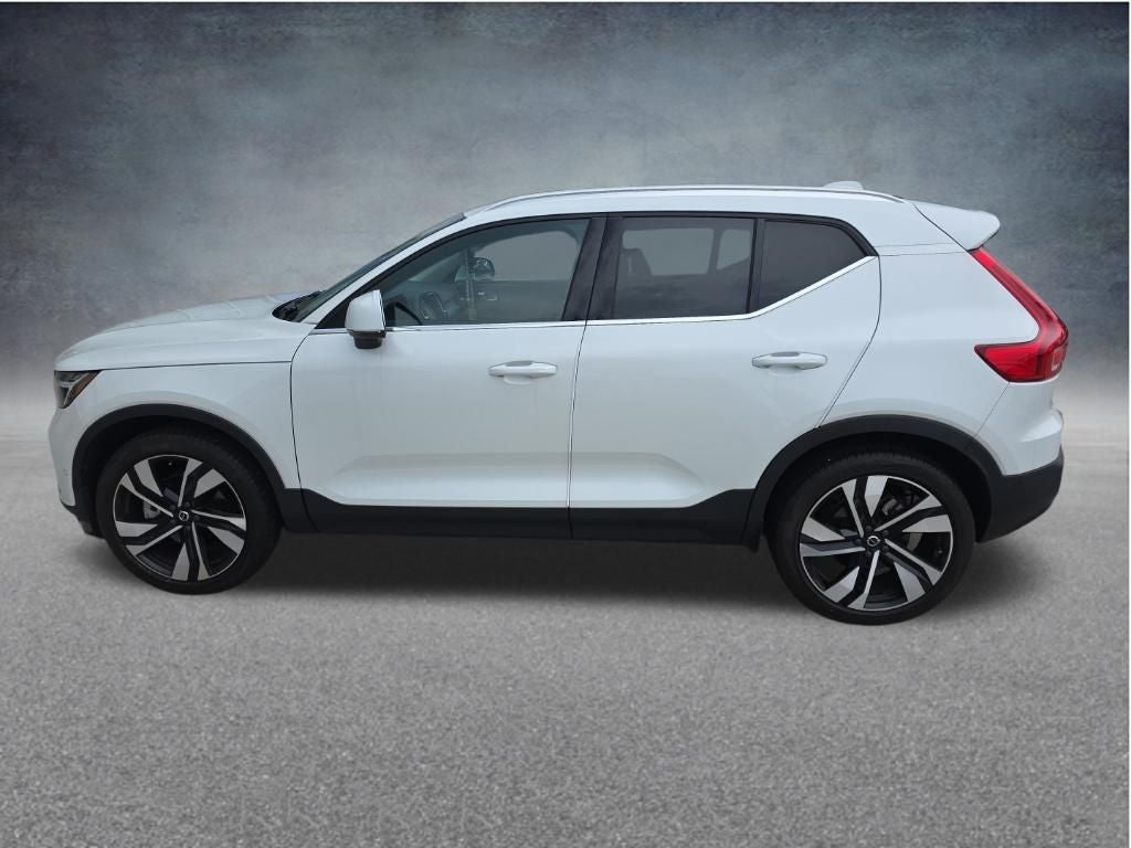 2023 Volvo XC40 B5 Plus Bright Theme