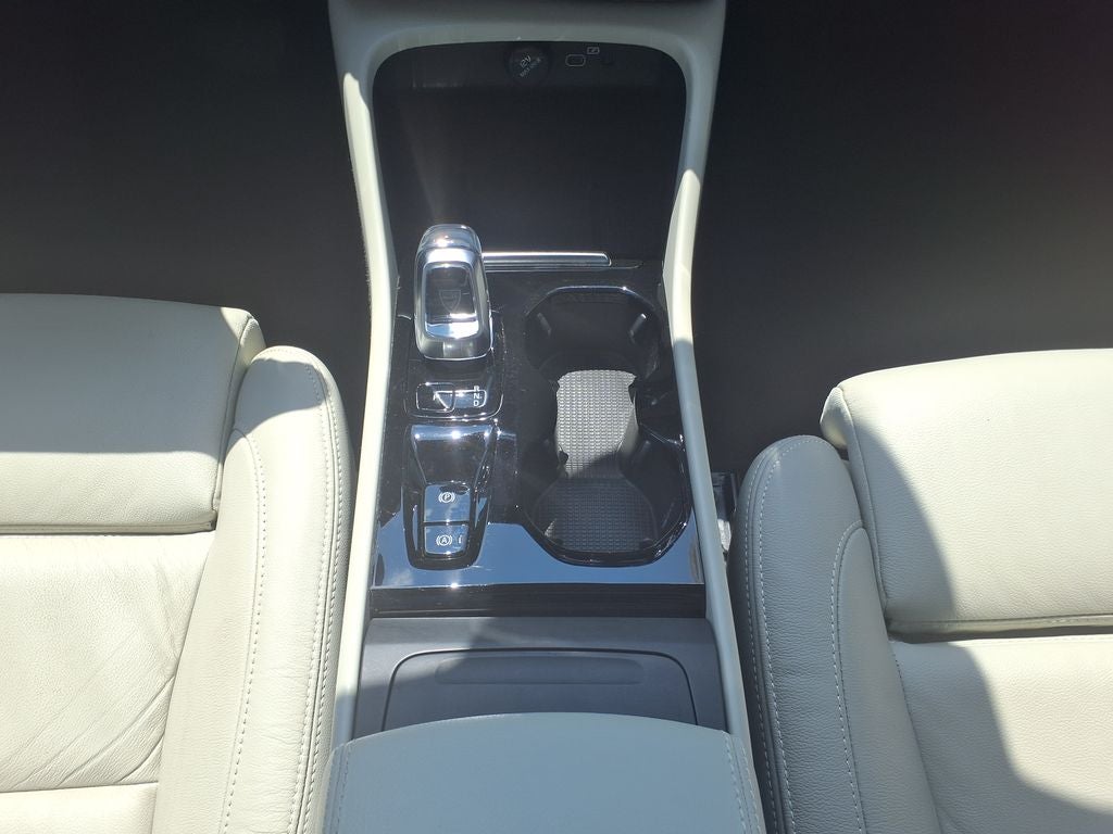 2024 Volvo XC40 B5 Plus Bright Theme