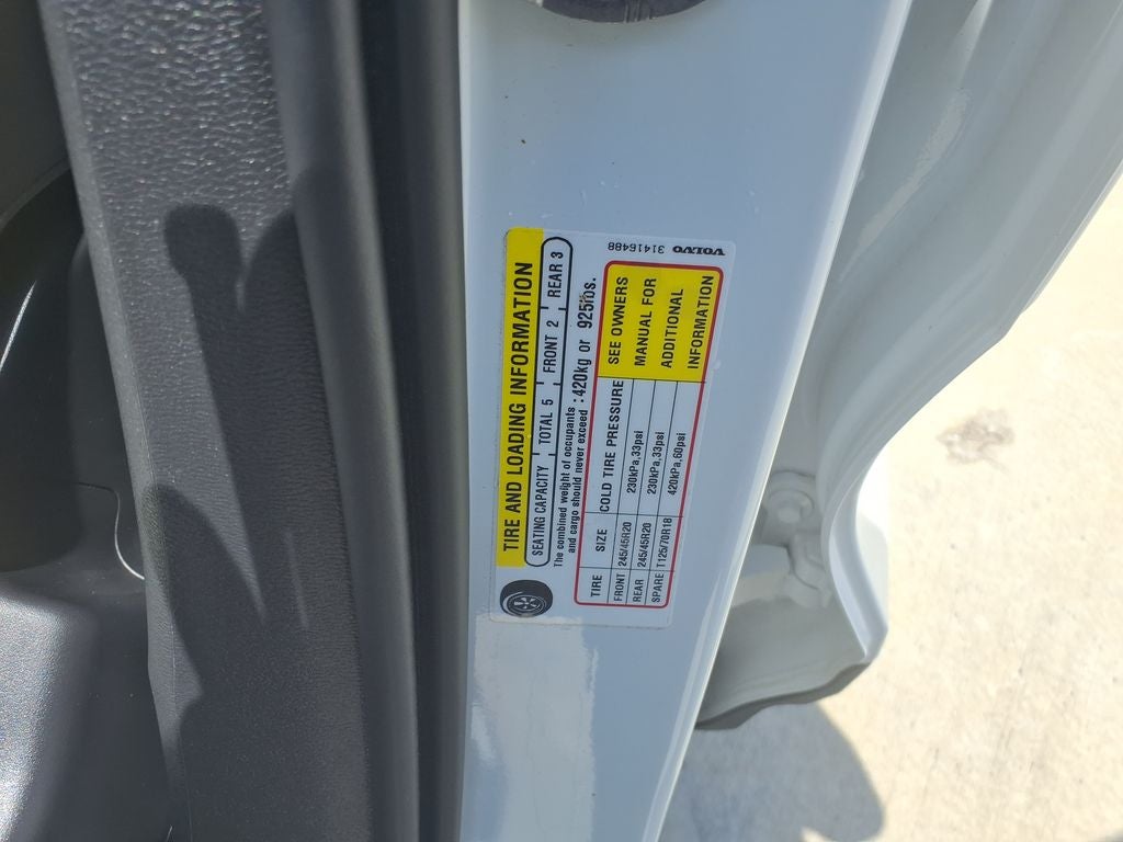 2024 Volvo XC40 B5 Plus Bright Theme