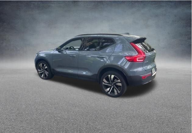 2023 Volvo XC40 B5 Plus Dark Theme