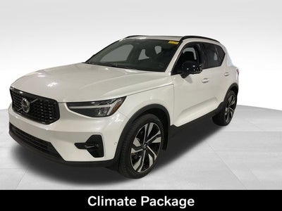 2023 Volvo XC40 B5 Plus Dark Theme